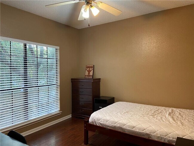 Building Photo - 712 W 21st St