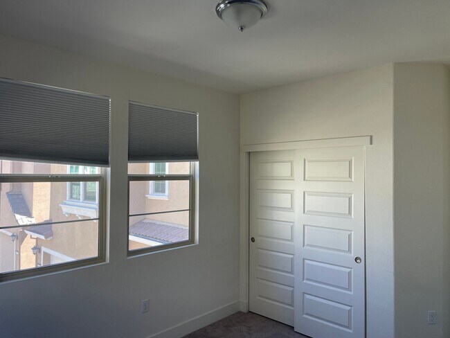 Building Photo - 10523 Tenor Way