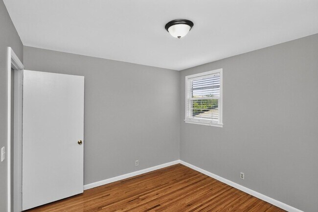 Building Photo - 261 Eisenhower Dr