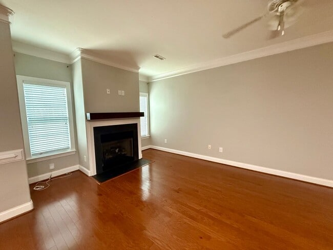 Building Photo - Two bedroom, 2.5 bath condo townhome in Bu...