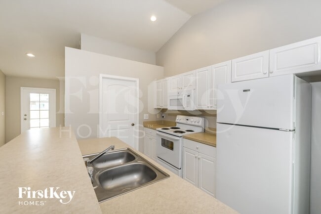 Building Photo - 2112 NE 14th Ave