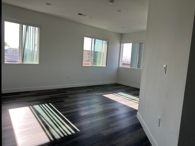Building Photo - MONARCH APARTMENTS