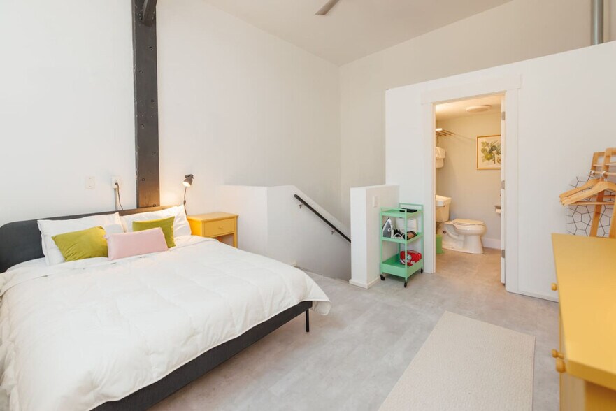 Building Photo - 1429 Elm St