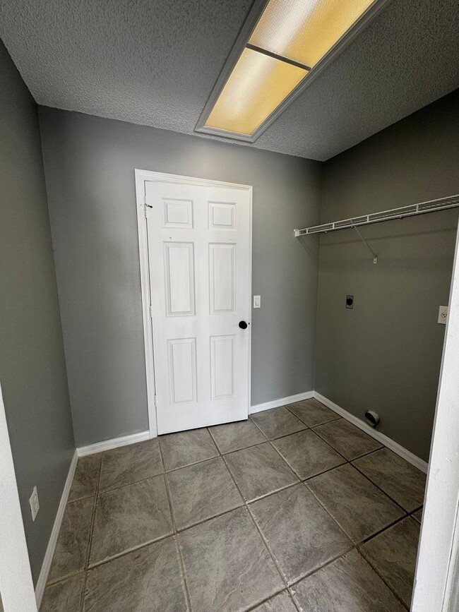 Building Photo - 3-Bedroom Ocala Home, Fenced Yard & Sunroom