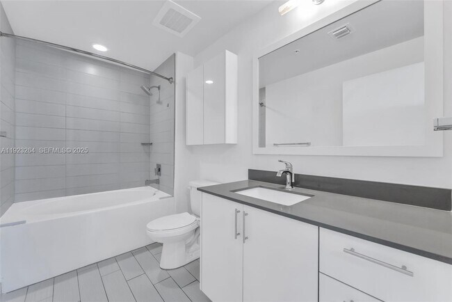 Building Photo - 999 SW 1st Ave