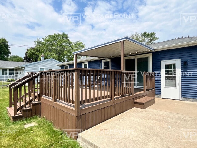 Building Photo - 606 Simonet St