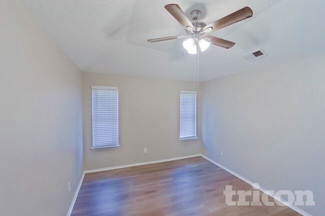 Building Photo - 1253 Essex Dr