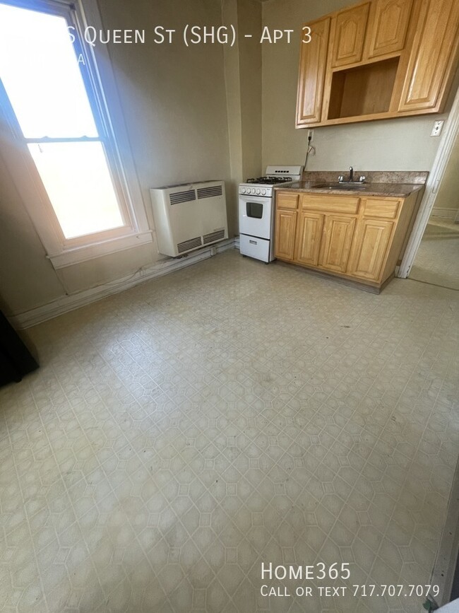 Building Photo - Large 3rd Floor Efficiency Apartment!
