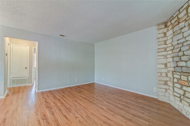 Building Photo - 400 Hedgewood Dr