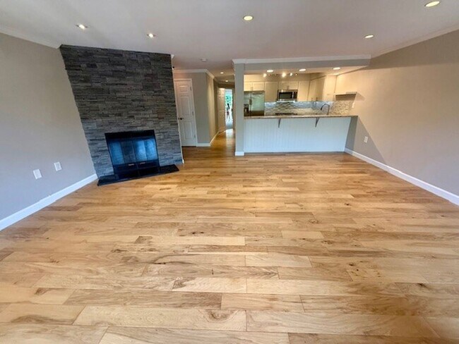 Building Photo - Sunny Luxury 2 Bedrooms 2 Baths Condo with...