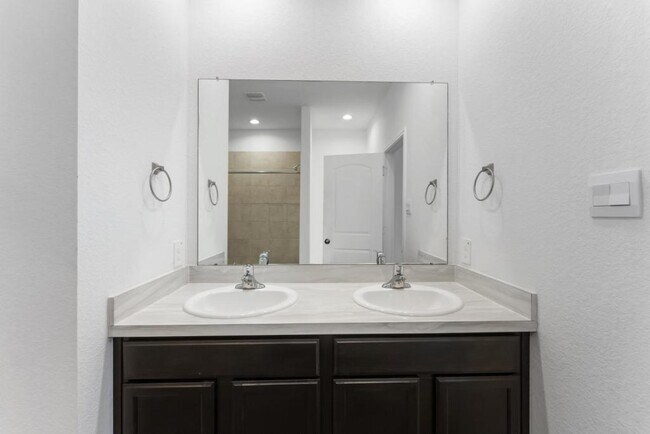 Building Photo - 14678 Cyn Pnes Ln