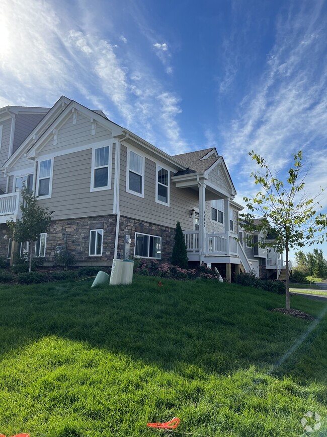 Gorgeous end unit - 3837 Currant Ln