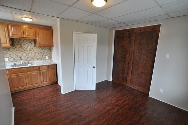 Building Photo - Large 1-Bedroom Apartment NO APPLICATION FEE!! (Beaver Falls)