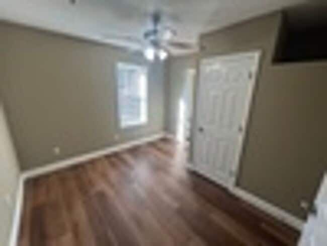 Building Photo - AVALIABLE NOW!!