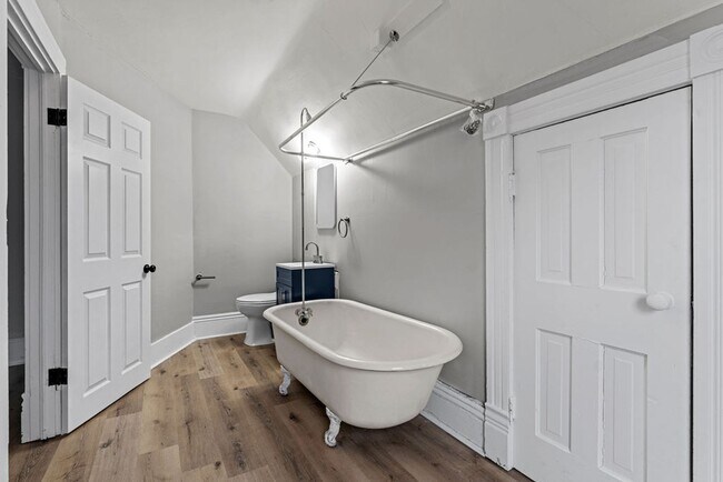 Building Photo - 506 E Parkway Ave