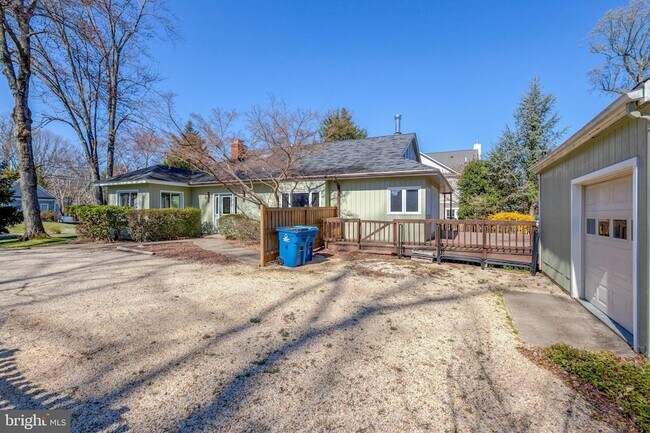 Building Photo - 2031 Hillside Dr
