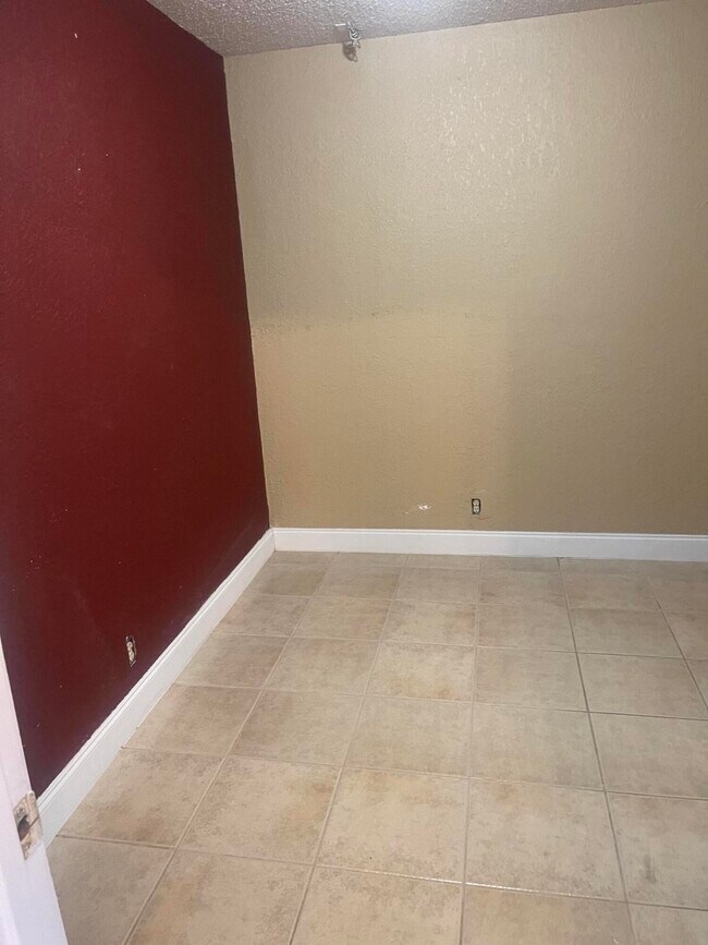 Building Photo - 5472 Club Cir