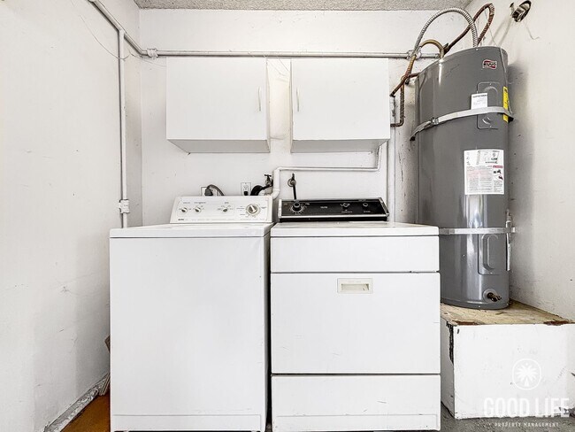 Building Photo - Spacious 3BD/2.5BA Townhouse in UTC W/ 2-C...