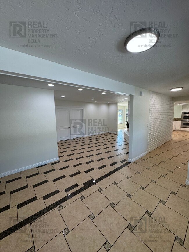 Building Photo - 7BR Single-Story Retreat on 2.7+ Acres – Spacious, Sun-Filled Living in Prime Temecula