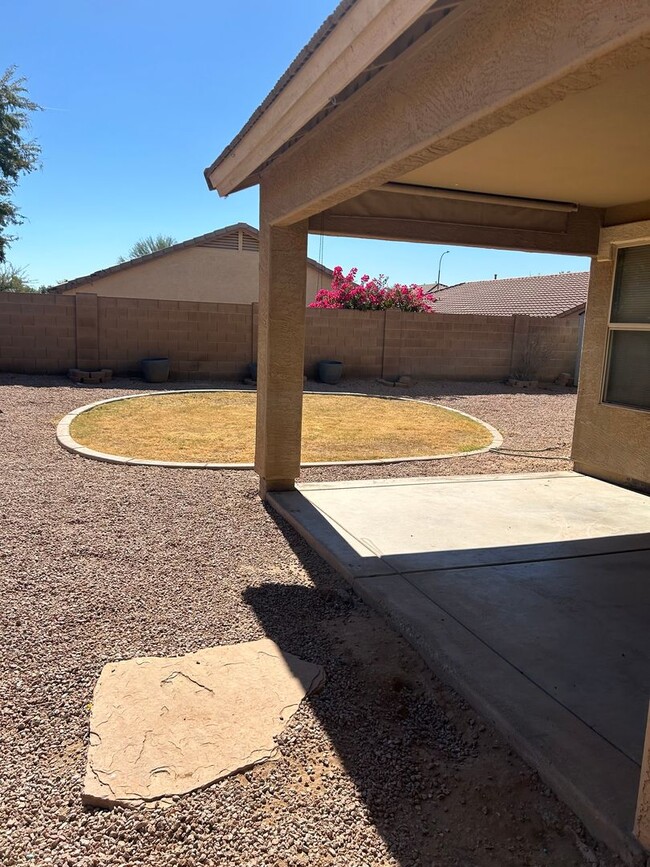 Building Photo - Near Basha High, 3 car tandem garage!