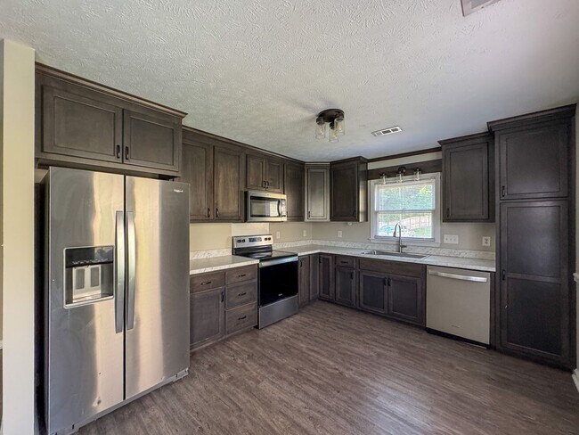 Building Photo - Charming 3 Bed 2 Bath Duplex in Gated Community