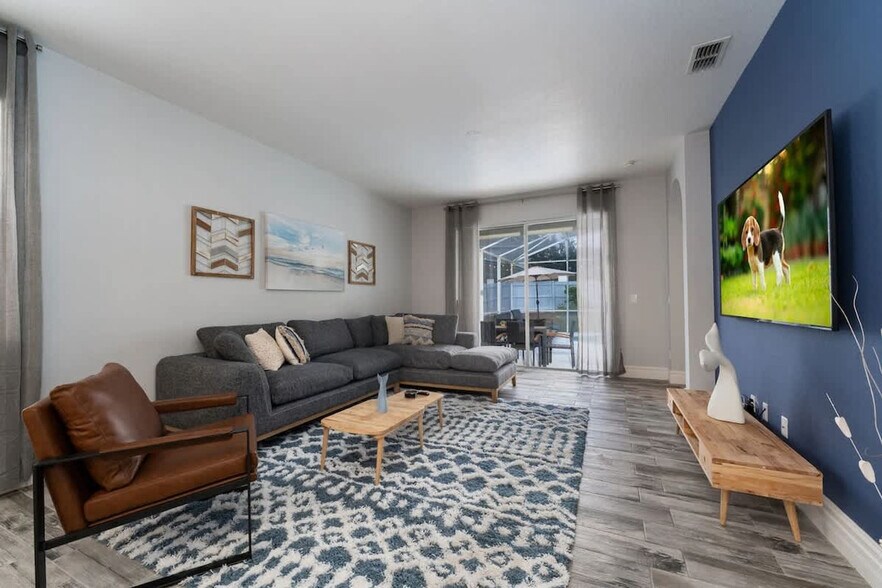 Primary Photo - 910 Oxford Dr