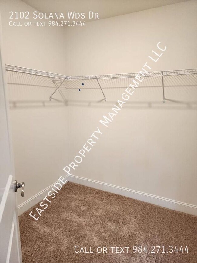 Building Photo - 2102 Solana Wds Dr