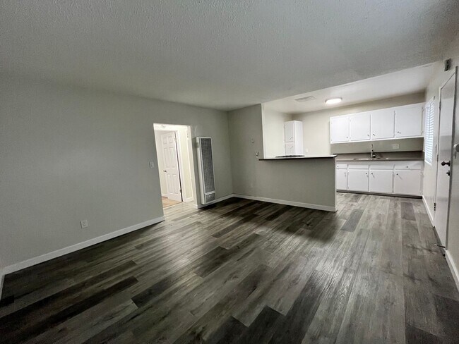 Building Photo - SPCIOUS 2 BEDROOM 1 BATH UPSTAIRS WITH PAR...