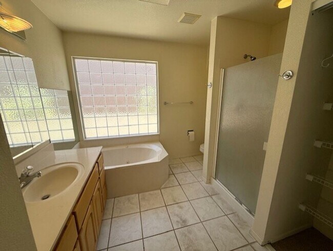 Building Photo - Occupied Do Not Disturb Tenant 3 Bedroom Plus Den & 2 Bath home Contact Property Pros Property Ma...