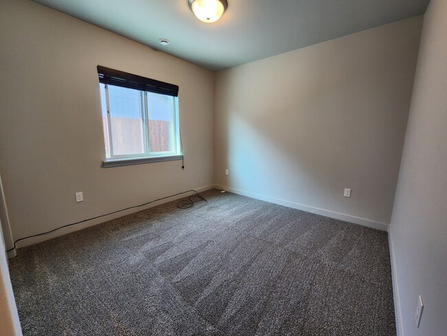 Building Photo - Newer Build Unit in Pasco