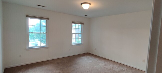 Building Photo - 3 bedroom home with covered porch and rear...