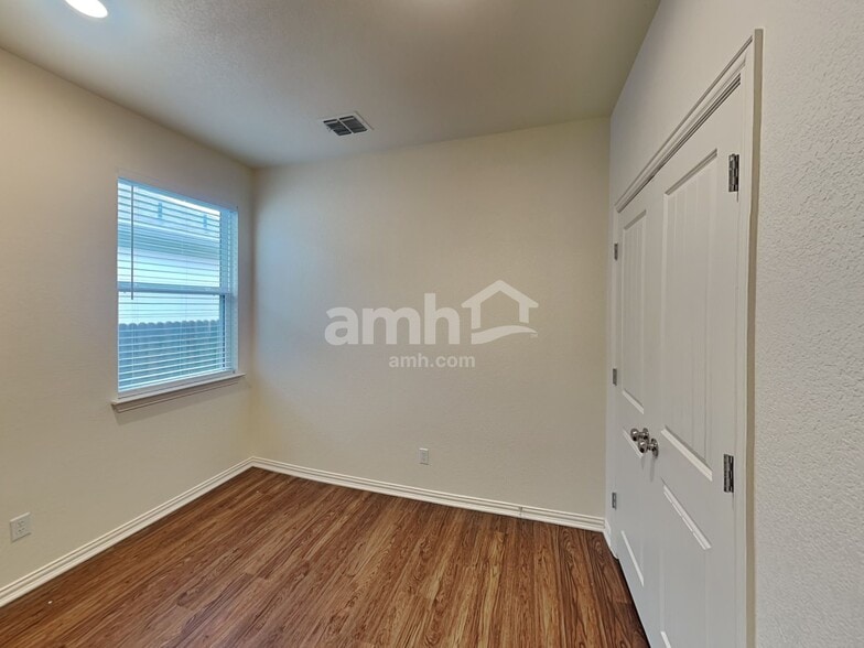 Building Photo - 2718 Wolfcreek