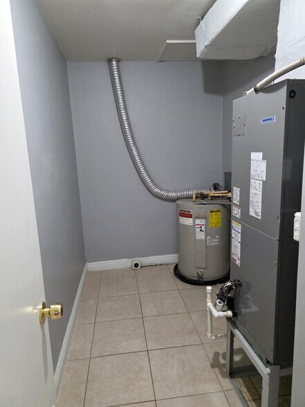 Building Photo - 9004 Tudor Dr