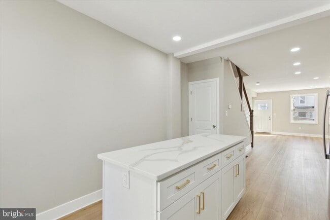 Building Photo - 247 E 6th Ave