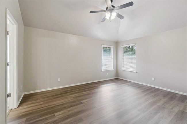 Building Photo - 16413 Village Green Dr