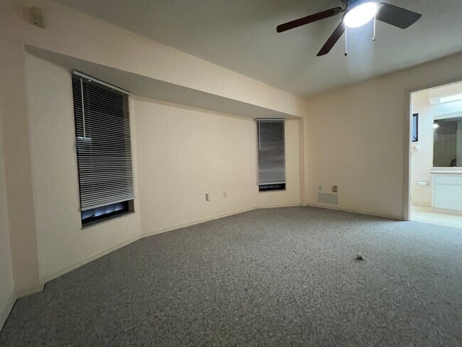 Building Photo - ANNUAL, UNFURNISHED * POOL * CANAL ** AVAIL 8/1/26 * 3 BEDS/2 BATHS * $2,095/month