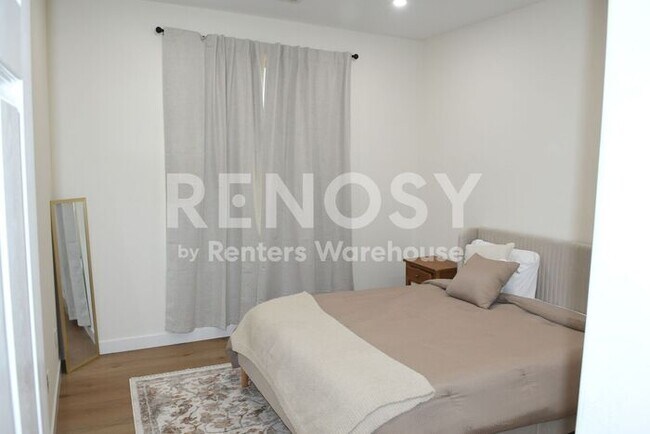Building Photo - 3 Bedroom + Den Home with Pool & Putting Green – Pool Service Included!