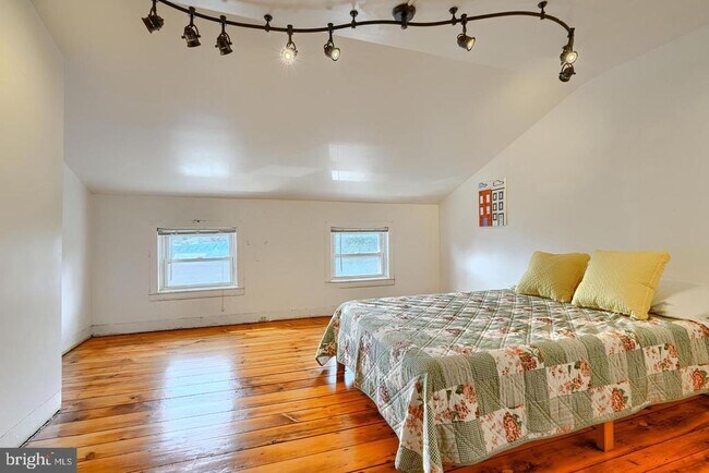 Building Photo - 1806 Bank St