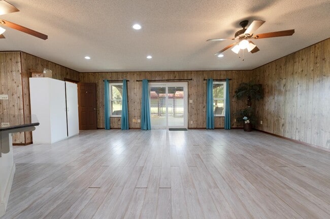 Building Photo - 865 Verdi Rd