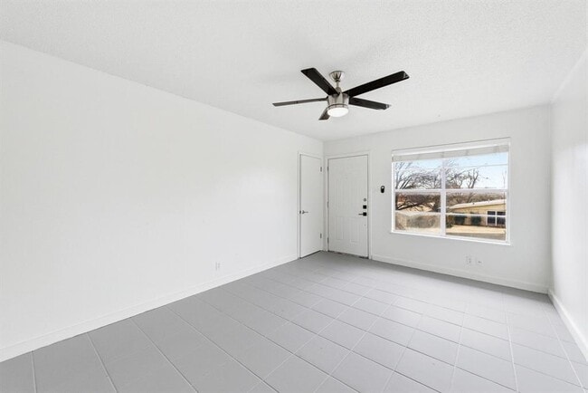 Building Photo - 3408 Dolphin Dr