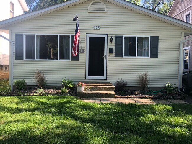 Primary Photo - 107 E Lincoln Ave