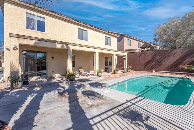 Building Photo - 2589 Chateau Clermont St