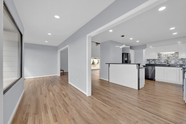 Building Photo - 294 Shades Crest Rd