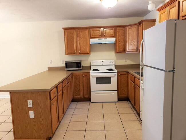 Building Photo - Large 4 bedroom town home with ceramic tile for rent right away for $1650