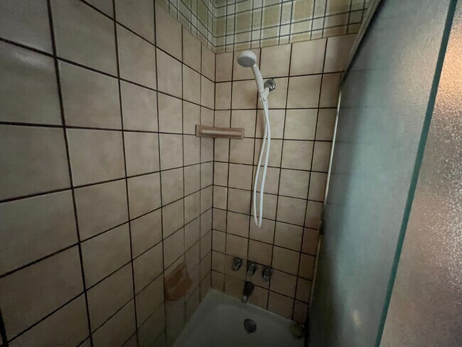 Building Photo - Large furnished 4 bedroom home with 2 car ...