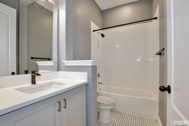 Building Photo - Gorgeous 3/2 Spacious Home with a Fenced Backyard and a Detached 2 Car Garage in the Desirable La...