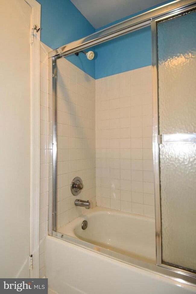 Building Photo - Charming and light-filled 1-bedroom, 1-bat...