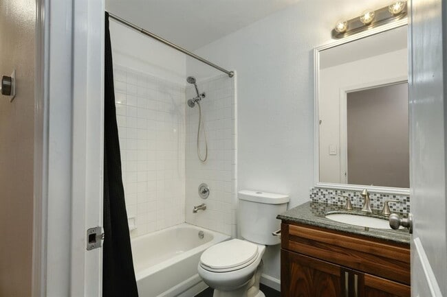 Building Photo - 5208 Walnut Grove Ct
