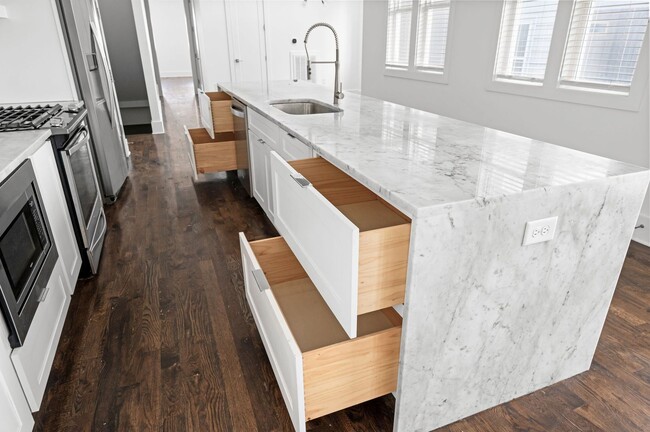 Building Photo - Modern 3BR/3.5BA home in Sylvan Summit, just minutes from downtown!