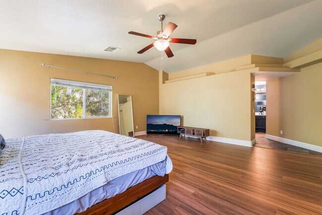 Building Photo - Charming 3 Bedroom Home in the Heart of So...